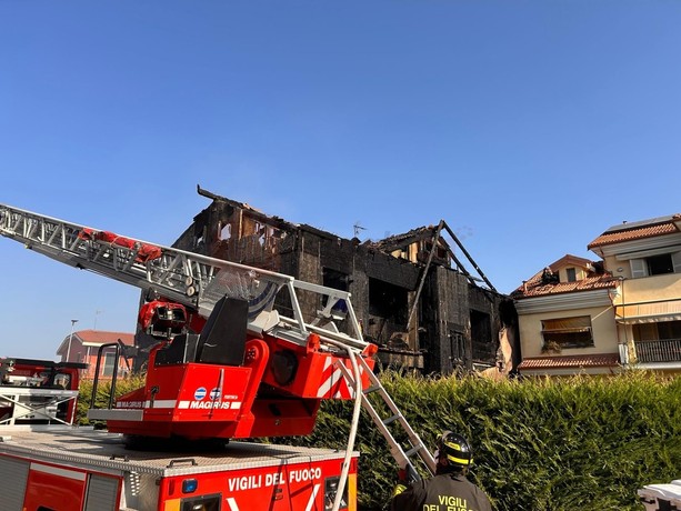 Rogo in piazzetta degli Orti, il sindaco: &quot;Grazie ai vigili. Hanno evitato che le fiamme coinvolgessero altre case&quot; [FOTO e VIDEO]