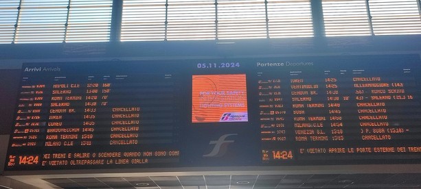 Sciopero treni, a Torino non si parte: corse cancellate e grossi ritardi in seguito all'accoltellamento del capotreno Sciopero treni, a Torino non si parte: corse cancellate e grossi ritardi in seguito all'accoltellamento del capotreno