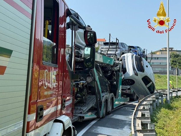 Vado, una bisarca perde un'auto che finisce sul guard rail: disagi al traffico sulla strada di scorrimento  (FOTO)