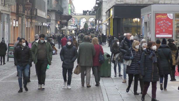 Il virus non ferma la corsa ai regali: una "folla mascherata" prende d'assalto il centro di Torino [VIDEO e FOTO]
