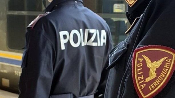 Voleva lasciarsi travolgere da un treno: salvato dagli agenti della Polizia Ferroviaria Voleva lasciarsi travolgere da un treno: salvato dagli agenti della Polizia Ferroviaria