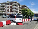 Furgone senza conducente finisce contro un bus, spavento e disagi a Varese Furgone senza conducente finisce contro un bus, spavento e disagi a Varese