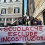 Striscione rimosso alla Daneo, centinaia in presidio: “La scuola che esclude è incostituzionale” Striscione rimosso alla Daneo, centinaia in presidio: “La scuola che esclude è incostituzionale”