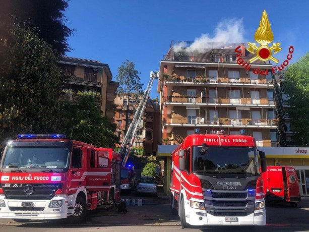 Incendio in via Crispi: in fiamme un appartamento