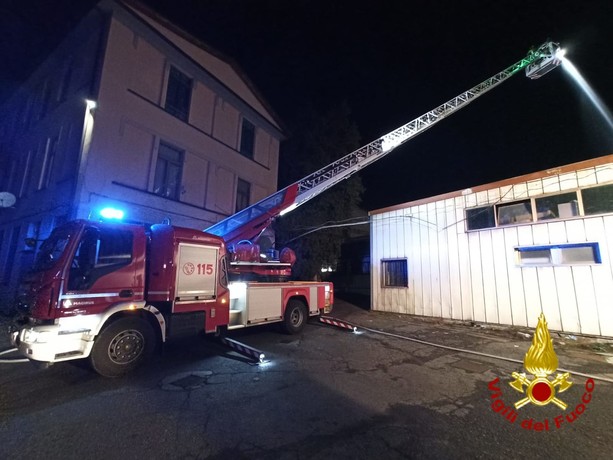 Incendio a Caselle Torinese: distrutta una falegnameria