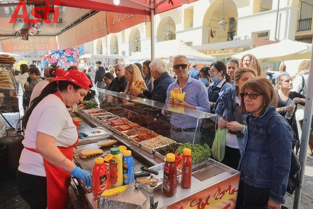 La fiera Carolingia baciata dal sole: la città si riempie tra acquisti e curiosità [FOTO E VIDEO]