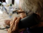 Voci clonate e finti messaggi bancari, così i truffatori colpiscono chi resta solo a casa Voci clonate e finti messaggi bancari, così i truffatori colpiscono chi resta solo a casa