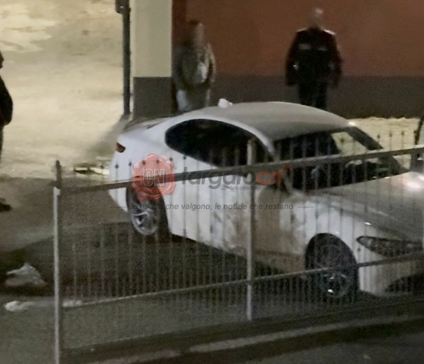Ubriaco, si schianta con l'auto contro il cancello di un'abitazione a Bernezzo Ubriaco, si schianta con l'auto contro il cancello di un'abitazione a Bernezzo