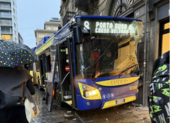 Bus si schianta contro la vetrina di un negozio in via Cernaia: probabile malore del conducente