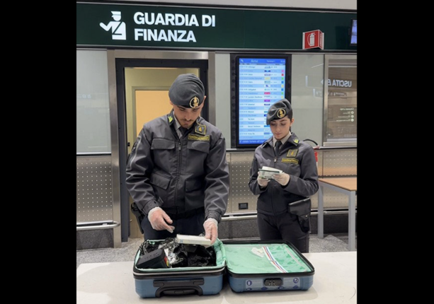 Banconote e persino monete d'oro, in tre mesi a Malpensa intercettato denaro per oltre sei milioni di euro