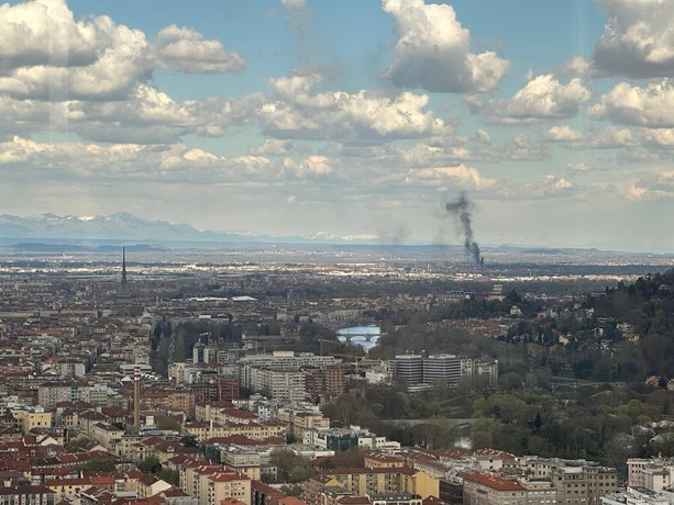 Incendio a Settimo Torinese: brucia un negozio in via Milano la colonna di fumo si vede da chilometri di distanza
