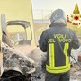 Incendio in un cantiere edile all'alba: in fiamme un furgone e una ruspa