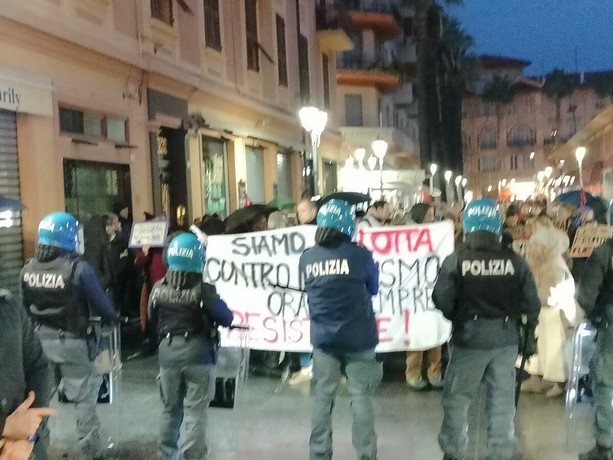 Vannacci a Ventimiglia, manifestanti scendono in piazza: "Una società libera dal fascismo è una società più giusta" (Foto e video) Vannacci a Ventimiglia, manifestanti scendono in piazza: "Una società libera dal fascismo è una società più giusta" (Foto e video)