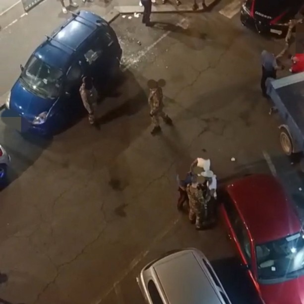 Lancio di bottiglie, una rissa e un'auto devastata nell'ultima folle notte in Barriera