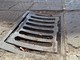 Se le strade diventano fiumi: la fragilità dei tombini quando si scatena la tempesta
