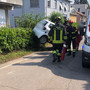 Scontro tra due auto a Varese, una finisce sulla siepe di una recinzione