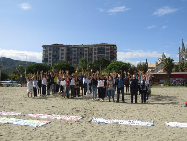 Rigassificatore, prosegue la protesta: un No "umano" contro il progetto sulla spiaggia di Zinola (FOTO)
