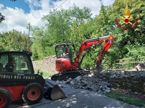 Crolla un muro in via Casanova, venti metri di macerie: vigili del fuoco al lavoro con cani e squadre speciali Crolla un muro in via Casanova, venti metri di macerie: vigili del fuoco al lavoro con cani e squadre speciali