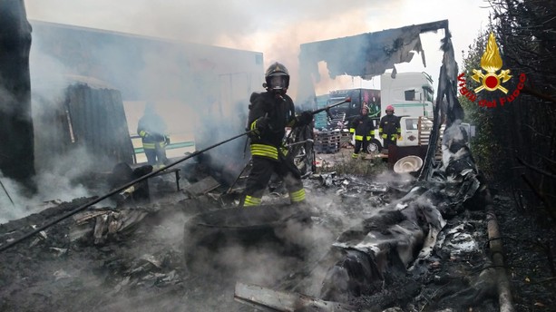Albenga, domato l’incendio alla ditta Gallo Trasporti: nessun ferito né intossicati (FOTO e VIDEO)