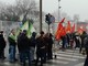 Terzo giorno di proteste a Mirafiori: Fiom e Fismic alla porta 2: "No cassintegrati di professione". Operai da altre fabbriche Terzo giorno di proteste a Mirafiori: Fiom e Fismic alla porta 2: "No cassintegrati di professione". Operai da altre fabbriche
