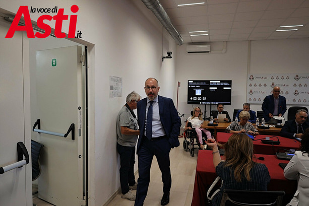Consiglio sul "caso Rasero": il sindaco esce dall'aula ma la maggioranza lo blinda Consiglio sul "caso Rasero": il sindaco esce dall'aula ma la maggioranza lo blinda