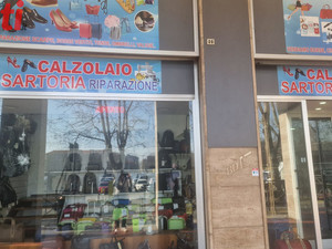 Nuovo attacco alla sartoria di corso Einaudi, vetrina spaccata per Dong Weng Wu. Interviene la polizia, sul posto anche il sindaco Rasero Nuovo attacco alla sartoria di corso Einaudi, vetrina spaccata per Dong Weng Wu. Interviene la polizia, sul posto anche il sindaco Rasero