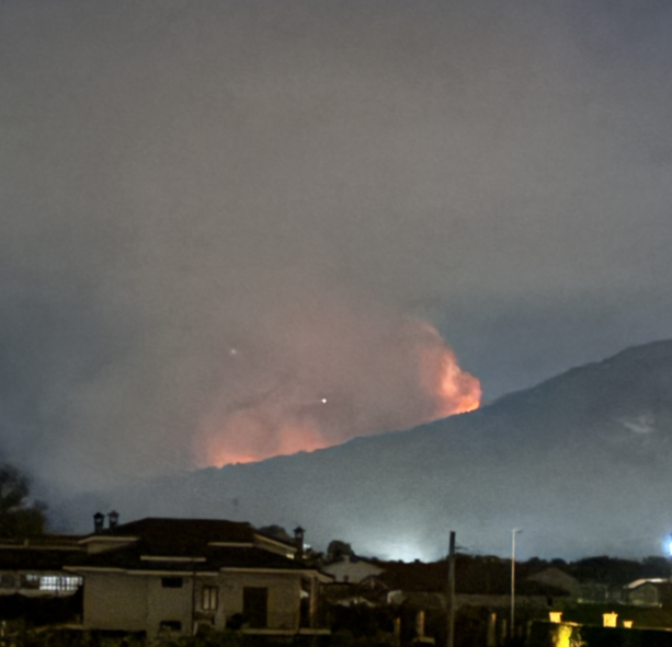 Incendio sul Mombracco, notte di paura: le fiamme verso Revello, ma nessuna evacuazione