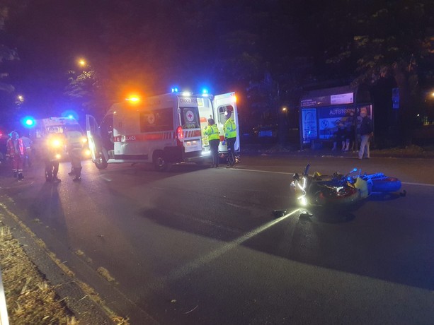 Ancora un incidente tra un'auto e una moto: un ferito grave nella notte