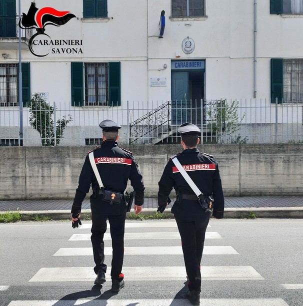 Pubblica video sui social con pistola: giovane indagato, i Carabinieri di Cengio sequestrano due scacciacani