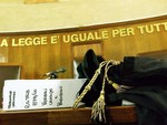 "Il bambino fa troppo rumore", vicini da incubo finiscono a processo tra insulti, lancio di sassi e bottiglie in testa