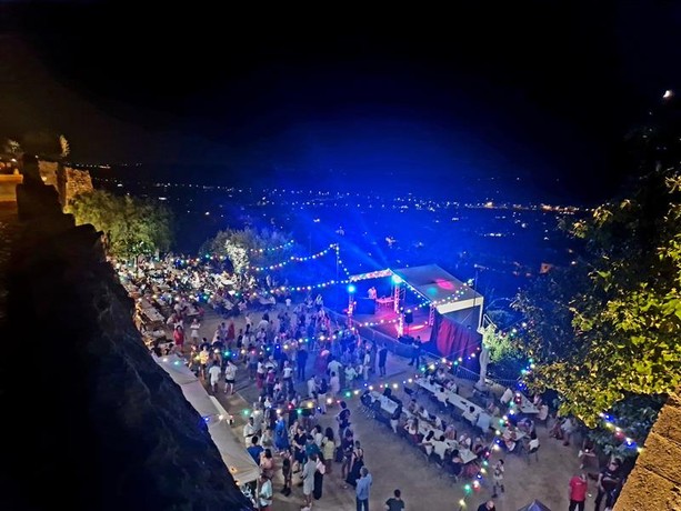 Costa Azzurra, Saint-Paul-de-Vence scommette sui droni: la festa della patrona diventa uno spettacolo tra Medioevo e alta tecnologia Costa Azzurra, Saint-Paul-de-Vence scommette sui droni: la festa della patrona diventa uno spettacolo tra Medioevo e alta tecnologia