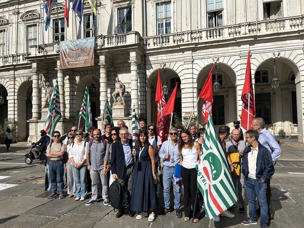 Torino balbetta sull’AI: il caso Cerence arriva in Comune. “Convocate l’azienda e trattate con loro”