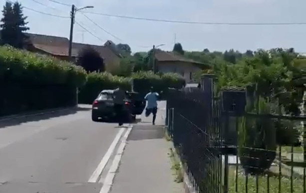 Ladri in azione a Daverio, la fuga ripresa dal video di un ciclista di passaggio Ladri in azione a Daverio, la fuga ripresa dal video di un ciclista di passaggio