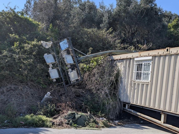Calcio | Legino, una torre faro  è caduta al Ruffinengo a causa del maltempo: struttura chiusa per verificare la tenuta delle altre torri