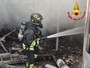 FOTO. Pomeriggio di fuoco a Caravate: incendio divora il garage di una villetta
