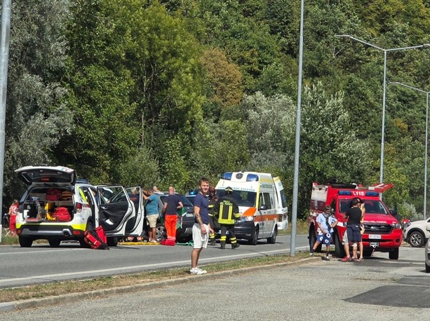 Incidente a Frassino, tre auto coinvolte: traffico deviato