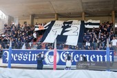 Calcio | Una maglia gigante per Mattia Nasca, uno striscione per Marco Pagliarino: l'omaggio dei tifosi del Savona Calcio | Una maglia gigante per Mattia Nasca, uno striscione per Marco Pagliarino: l'omaggio dei tifosi del Savona