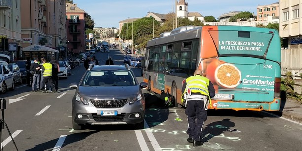 Tragedia in via dei Mille, autobus contro uno scooter, muore una donna di 36 anni (FOTO e VIDEO)