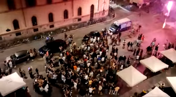 Movida fuori controllo in piazza Santa Giulia, Comune pronto al giro di vite. Sacco: “Valutiamo altre misure” Movida fuori controllo in piazza Santa Giulia, Comune pronto al giro di vite. Sacco: “Valutiamo altre misure”