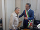 VIDEO e FOTO. Renato Pozzetto cittadino onorario di Laveno Mombello: «Affettuoso narratore del nostro territorio». La gag col sindaco: «Taac»