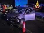 FOTO. Va a sbattere con l'auto contro le barriere di cemento dello svincolo di Gallarate dell'autostrada. Ferita una donna, in volo l'elisoccorso. Traffico bloccato