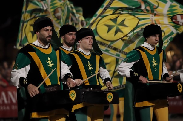 Il grande ritorno del Palio degli Sbandieratori: questa sera piazza Alfieri si accende di colori, suoni e tradizione
