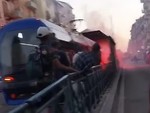 Caos in Barriera di Milano: ignoti lanciano un fumogeno sul tram 4