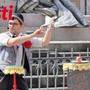 Illusionisti da tutto il mondo incantano piazza Roma: ad Asti le semifinali del Campionato di street magic [FOTO]