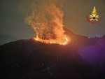 VIDEO e FOTO. Continua la lotta contro l'incendio nei boschi di Laveno: in azione stamattina anche due elicotteri e droni