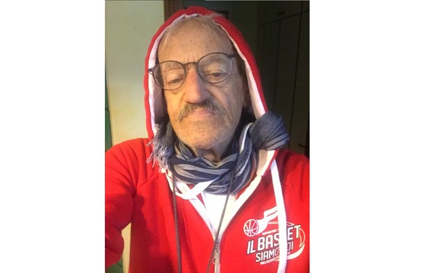 Il Basket Siamo Noi e tutta Varese piangono Emilio Forni: «Era applaudito quanto i giocatori per l’entusiasmo che trasmetteva» Il Basket Siamo Noi e tutta Varese piangono Emilio Forni: «Era applaudito quanto i giocatori per l’entusiasmo che trasmetteva»
