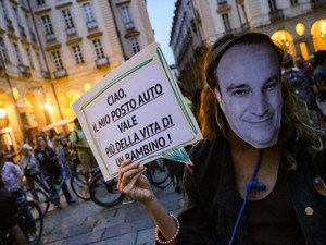 Una marea di bici sotto Palazzo Civico per Nicolò: "È ora di cambiare le strade"