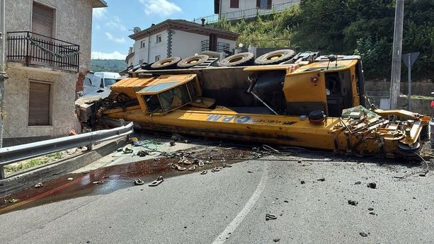 Autogru ribaltata a Roccavignale, Sp 28 bis chiusa per la messa in sicurezza. Fracchia: "Quel tratto è un punto critico" Autogru ribaltata a Roccavignale, Sp 28 bis chiusa per la messa in sicurezza. Fracchia: "Quel tratto è un punto critico"