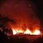 Grosso incendio in via Crea, di fronte al Vittorini di Grugliasco: momenti di paura nella notte Grosso incendio in via Crea, di fronte al Vittorini di Grugliasco: momenti di paura nella notte