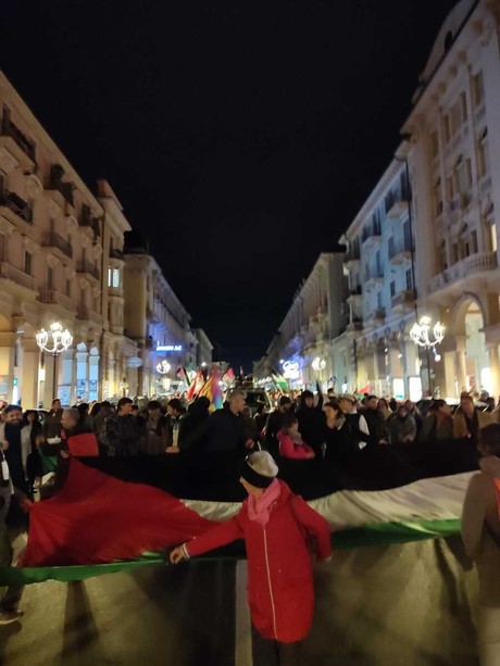 Anche a Cuneo manifestanti in piazza a sostegno della Global Sumud Flotilla [VIDEO]